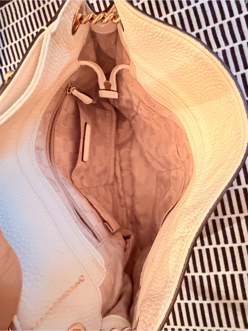 Michael Kors Cream Shoulder Bag with Gold Chain and Tassel - Picture 4 of 5